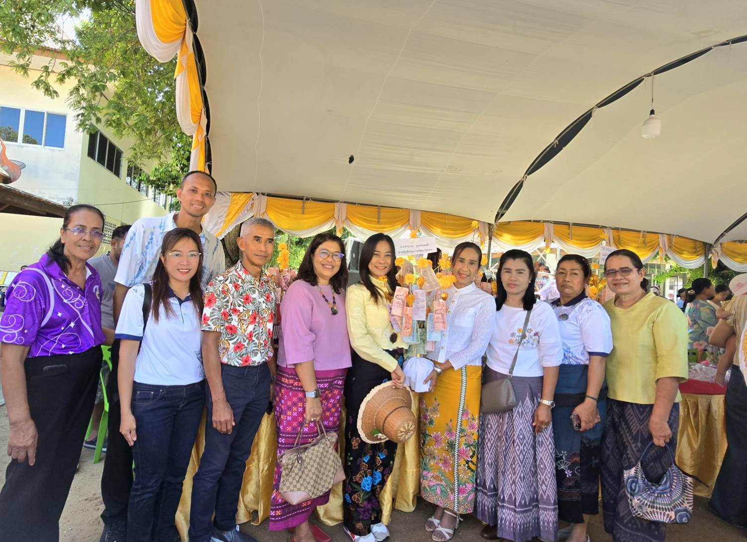 พช.สิงหนคร นำทีม กพสอ.สิงหนคร ร่วมบุญงานทอดกฐินสามัคคี ณ วัดวาส หมู่ที่ 8 ตำบลวัดขนุน อำเภอสิงหนคร จังหวัดสงขลา